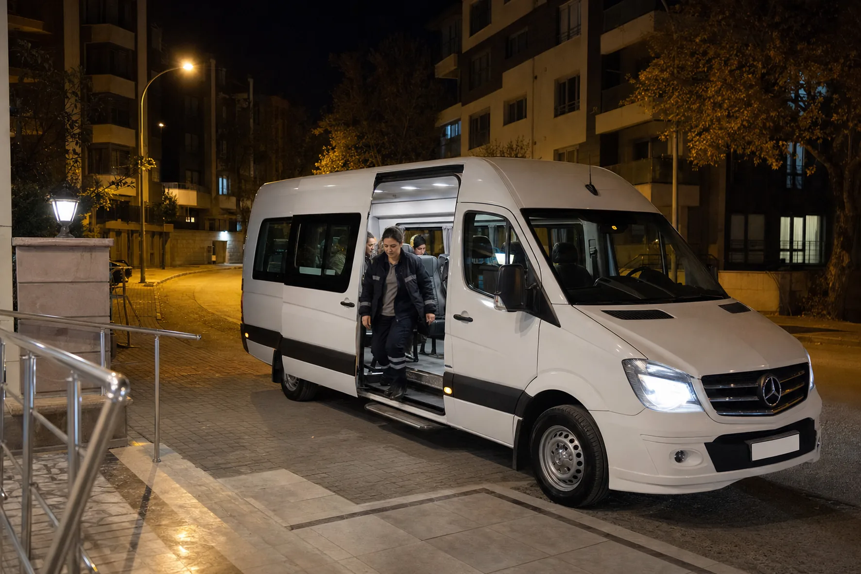 Gece saatlerinde apartman girişinin yakınında duran beyaz minibüsün sağ kapısından inen kadın çalışan